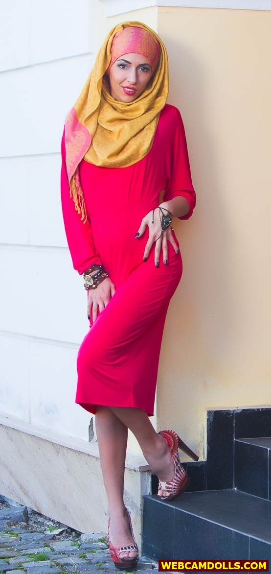 Arab Muslim Girl in Pink Dress and Colored High Heels on Webcamdolls